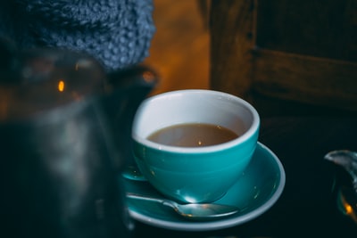 半杯咖啡的青色和白色陶瓷杯